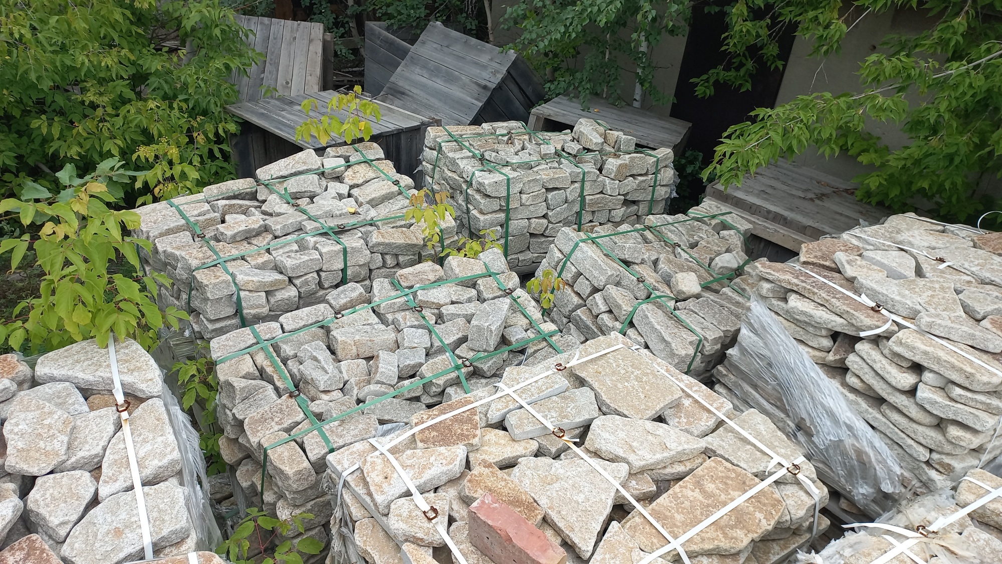 Плитняк галтованный гранитный для ландшафтного дизайна купить в Бронницах