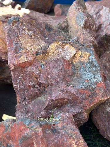 Камни для ландшафтного дизайна красно-фиолетовые 10-60 килограмм купить в Бронницах