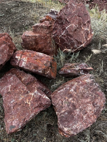 Ландшафтные глыбы красно-фиолетовые 200-1000 килограмм купить в Бронницах