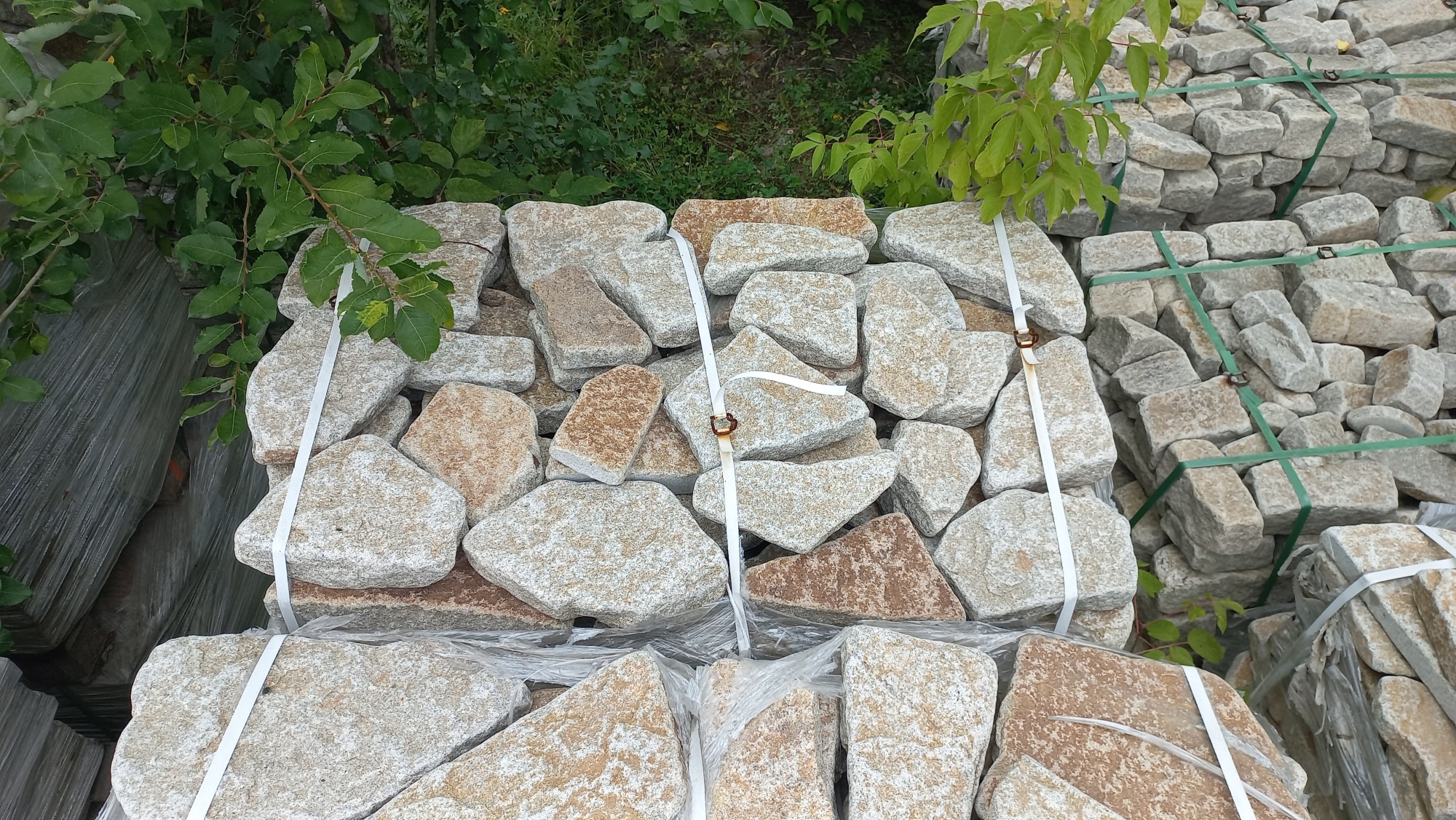 Плитняк галтованный гранитный для ландшафтного дизайна купить в Бронницах