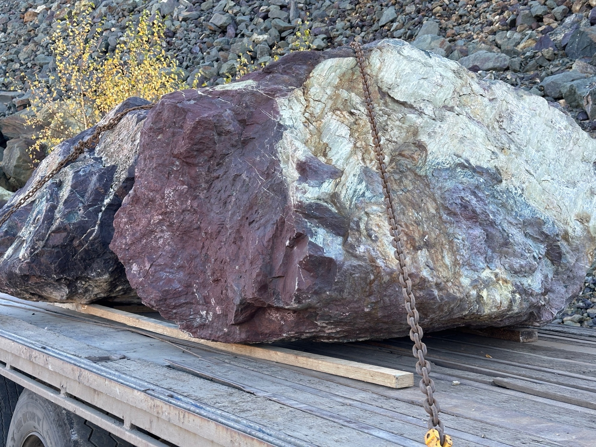 Огромные красно-фиолетовые валуны для ландшафтного дизайна весом более 5 тонн купить в Бронницах