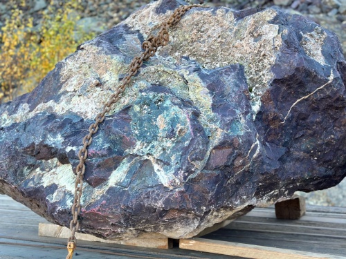 Огромные красно-фиолетовые валуны для ландшафтного дизайна весом более 5 тонн купить в Бронницах