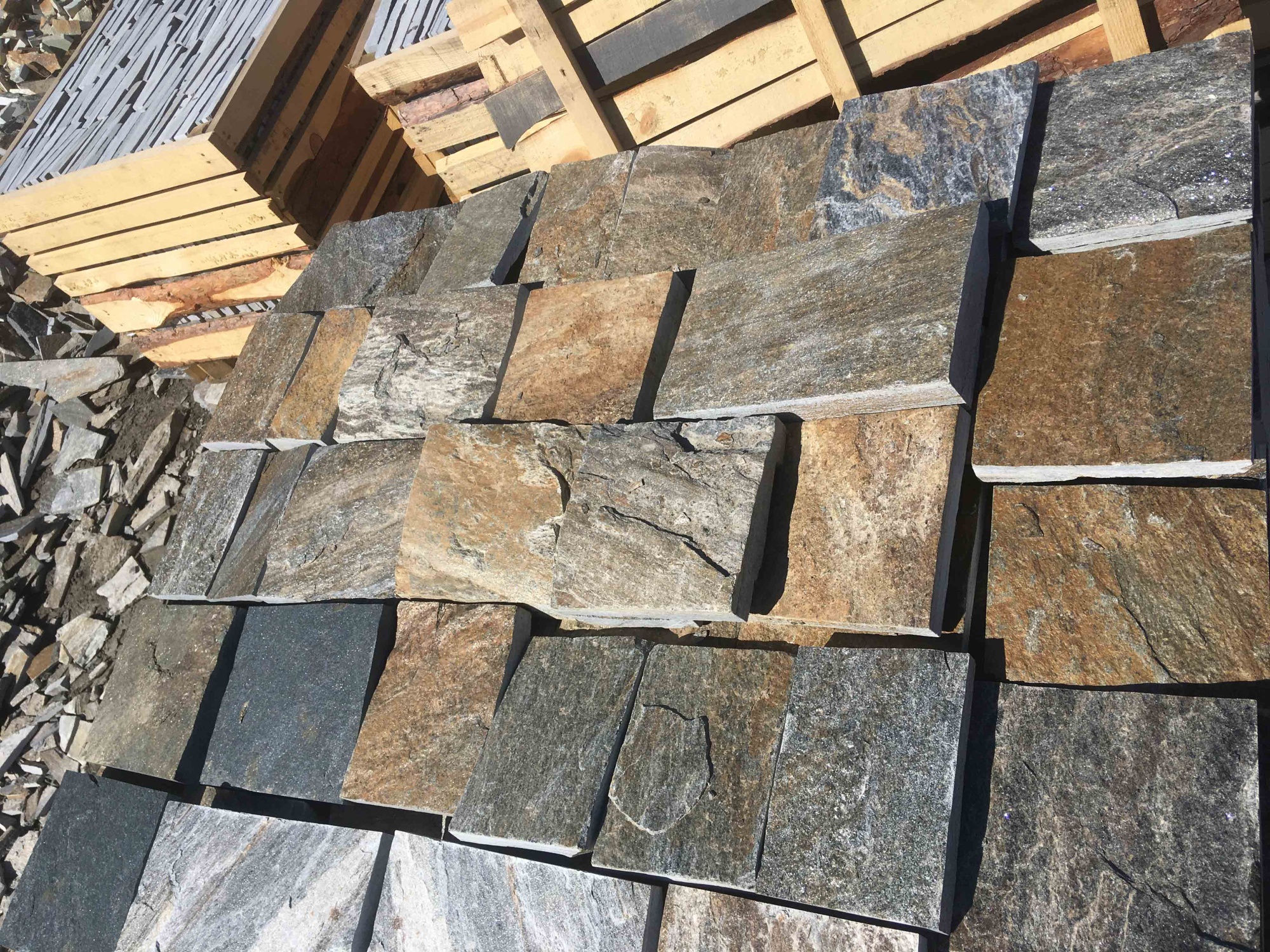 Плитка пилёная златолит Уральский для цоколя, отмостки купить в Бронницах