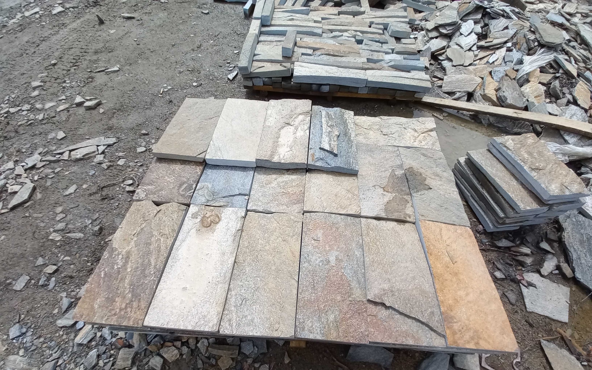 Плитка пилёная златолит Уральский для цоколя, отмостки купить в Бронницах