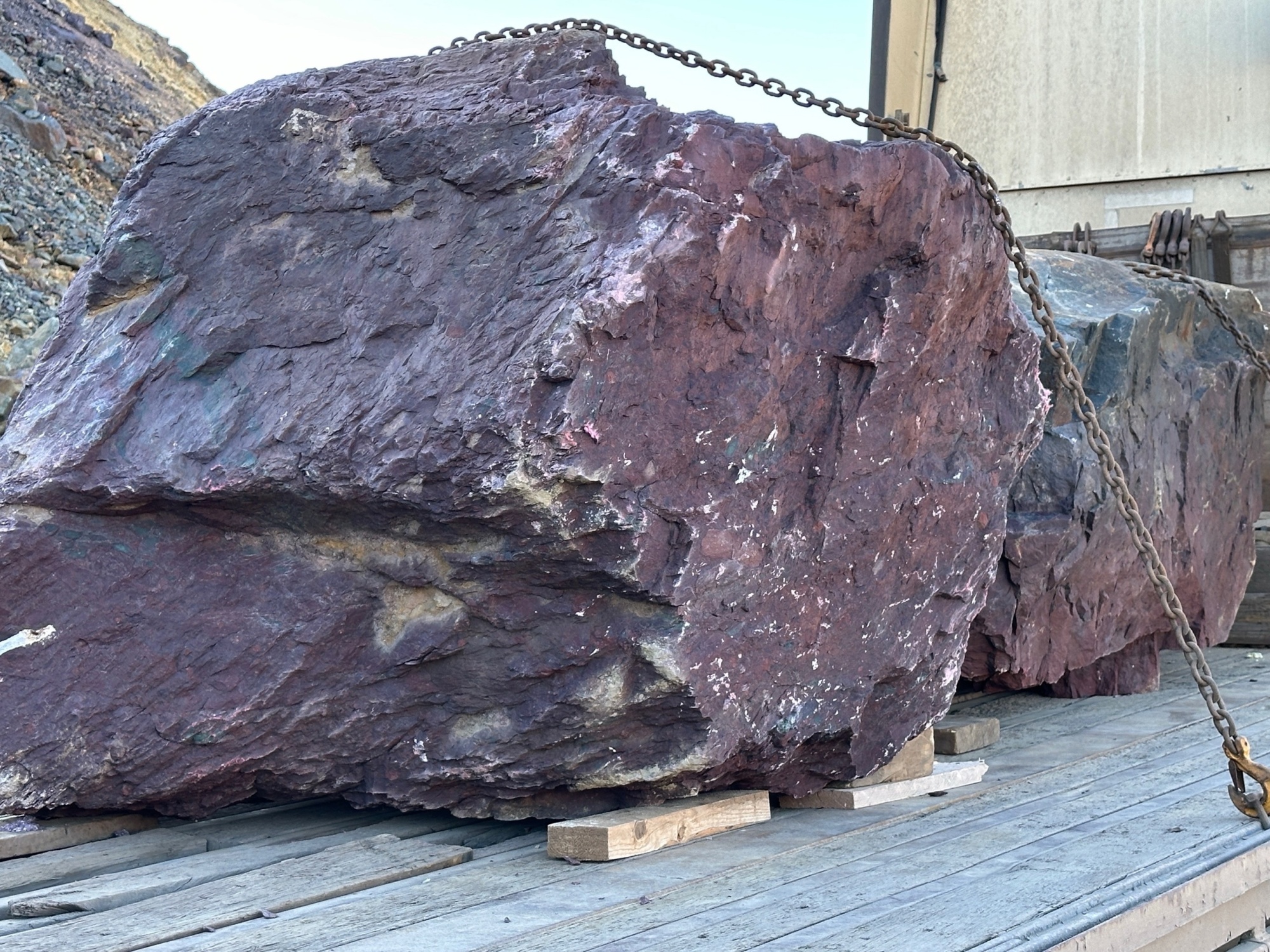 Огромные красно-фиолетовые валуны для ландшафтного дизайна весом более 5 тонн купить в Бронницах