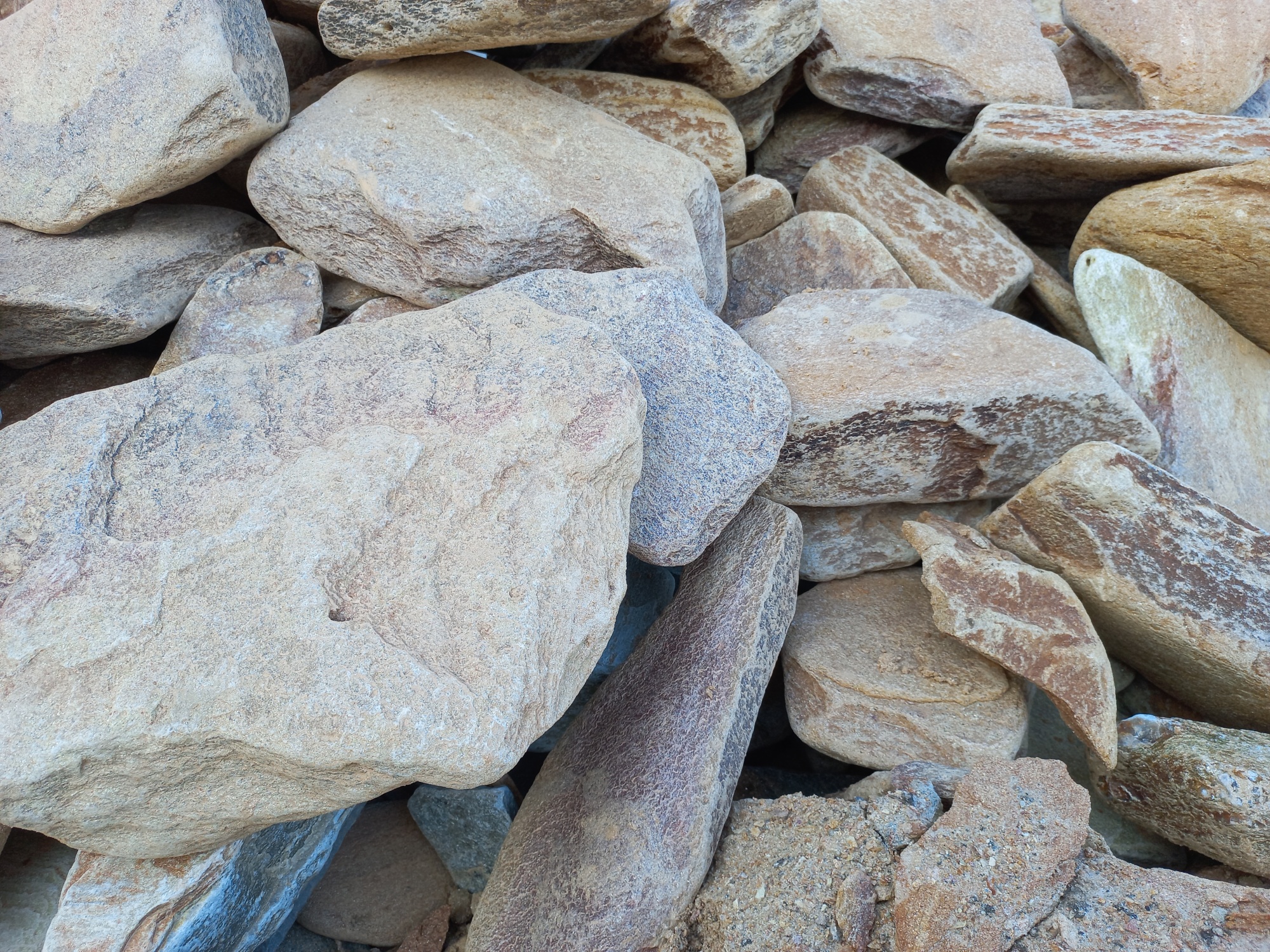 Златолит жёлтый, жёлто-зелёный глыбки и валуны для ланшафтного дизайна купить в Бронницах