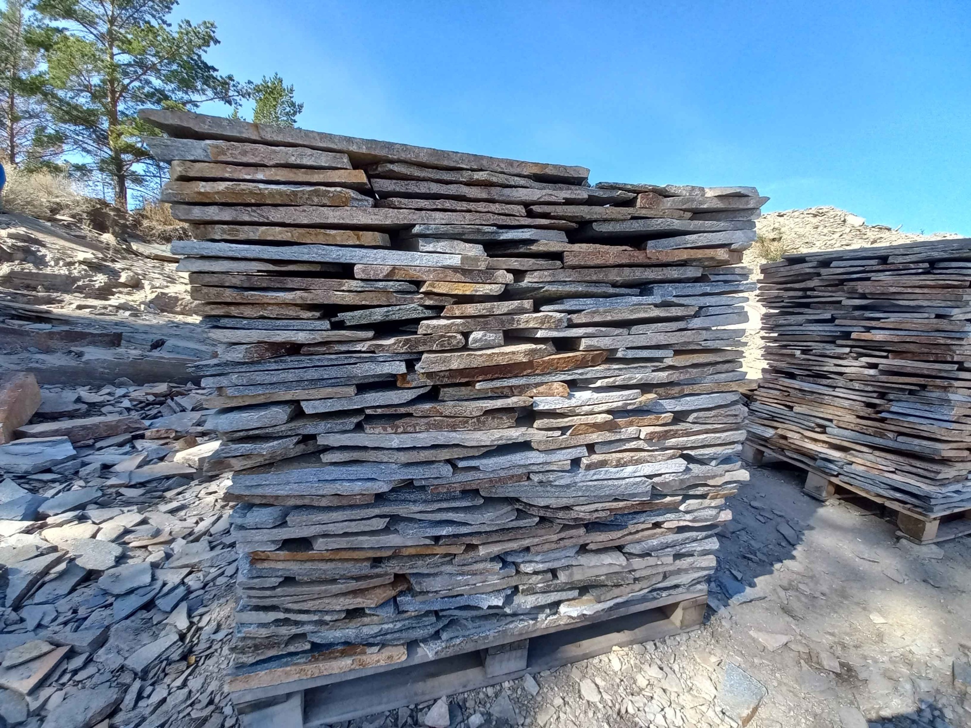 Плитняк златолит серебристый для фасада купить в Бронницах