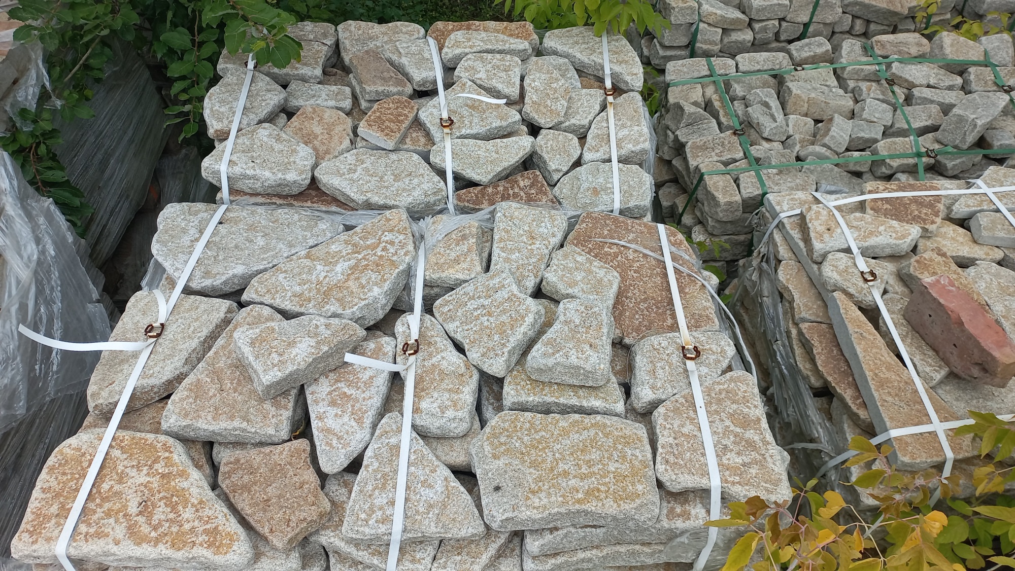 Гранитный плитняк галтованный для мощения купить в Бронницах