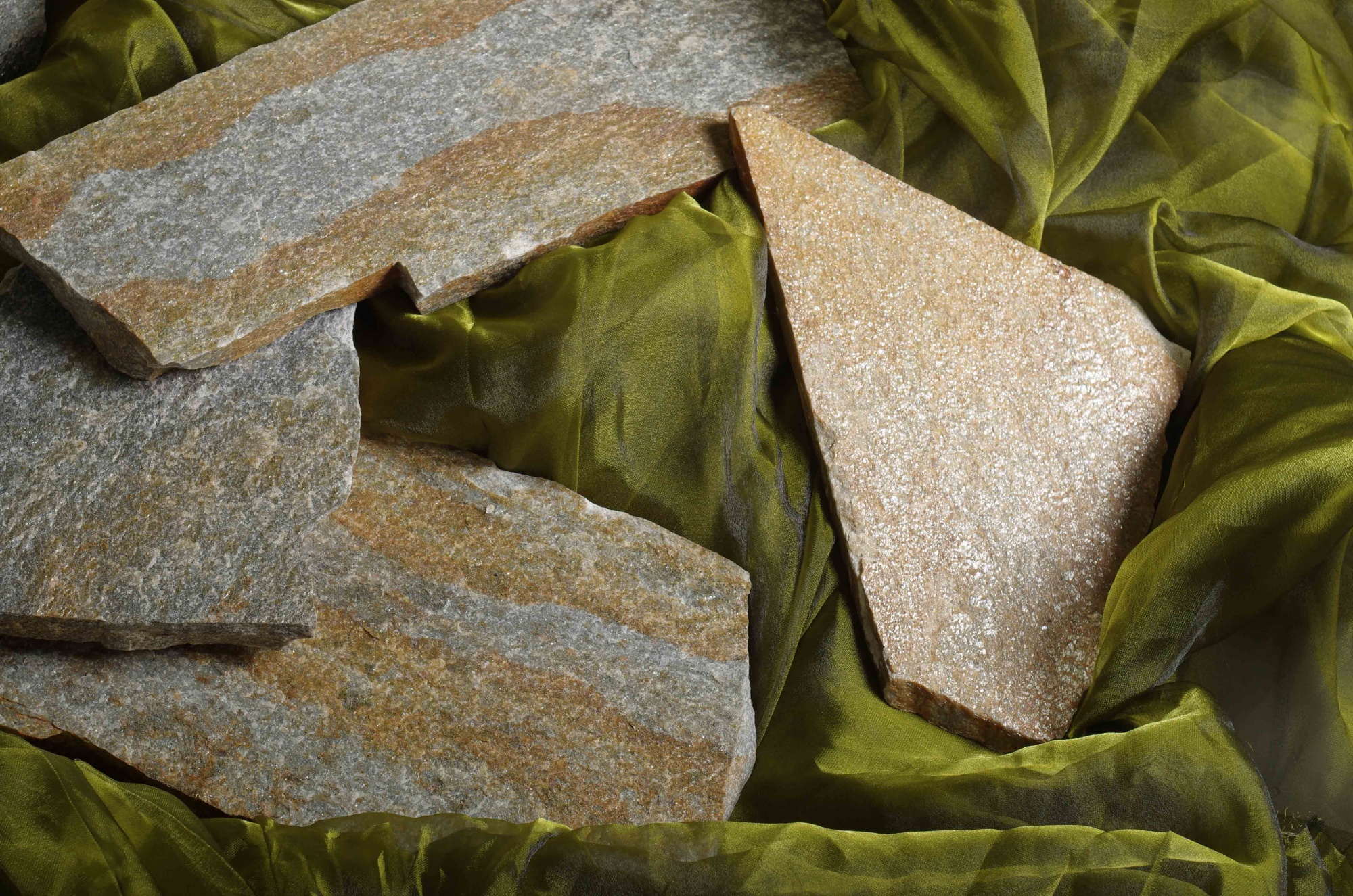 Плитняк златолит Уральский для цоколя, отмостки купить в Бронницах