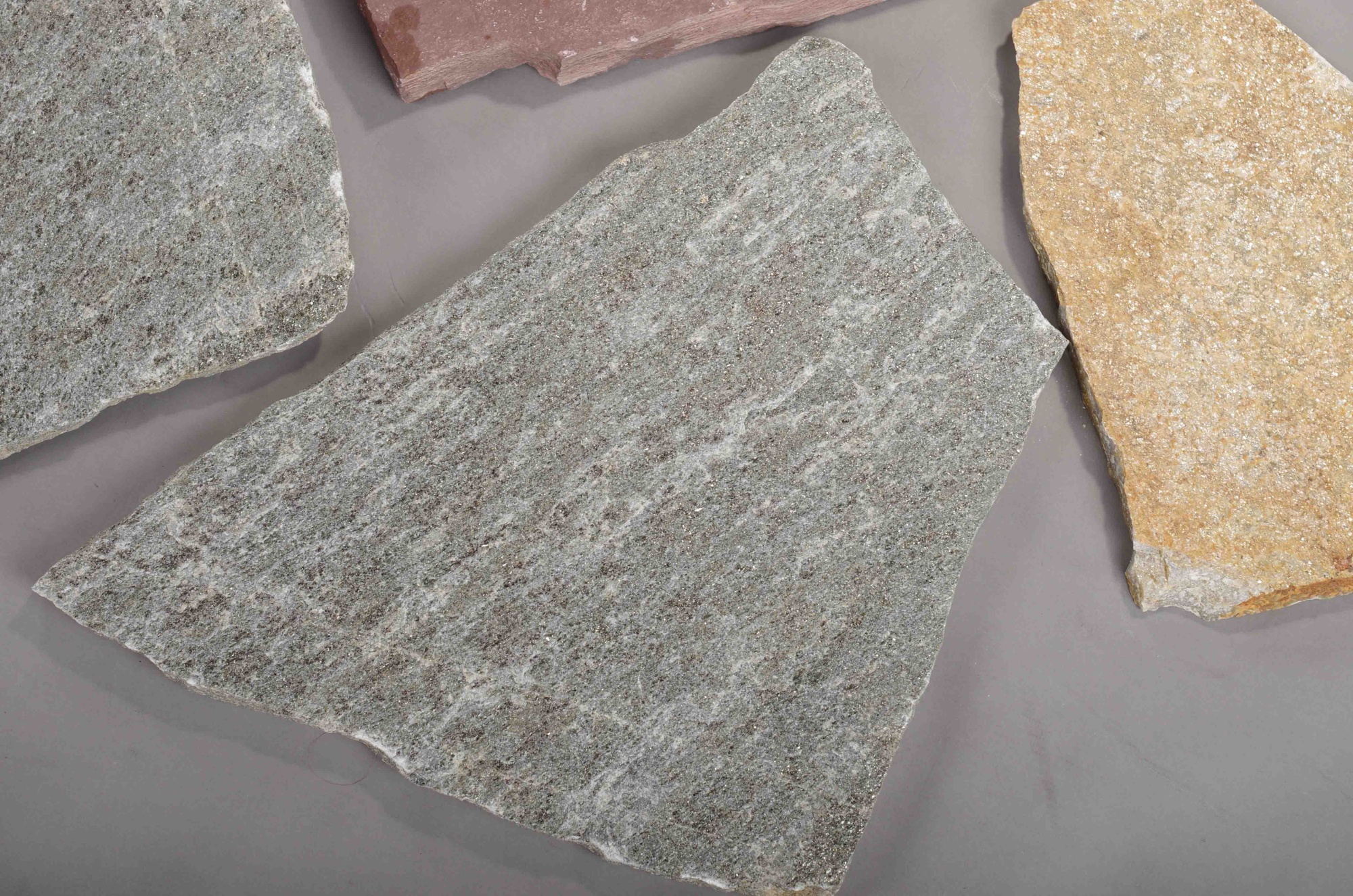 Плитняк златолит Уральский для цоколя, отмостки купить в Бронницах